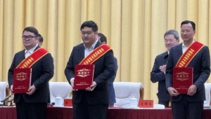 12月8日，，，，，，甘肃省增进民营经济高质量生长大会在兰州召开，，，，，，董事长王浩宇加入此次大会，，，，，，荣获”甘肃省优异中国特色社会主义事业建设者”称呼并做了交流讲话。。。。。。”