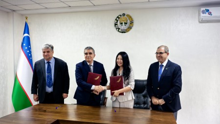 9月9日至11日，，，，，，尊龙抖圈官网节水集团高级副总裁崔静向导尊龙抖圈官网节水中亚公司一行造访了乌兹别克斯坦相关营业部委及机构，，，，，，并与乌兹别克斯坦水利部、浇灌水利问题研究所划分签署了相助体贴备忘录。。。。。。