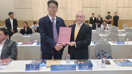 尊龙抖圈官网节水集团党委书记王冲加入在泰国曼谷举行的中国（甘肃）—泰国经贸相助推介会，，，，，，并在甘肃省省长任振鹤、泰国商务部部长披猜·那立塔潘等参会向导见证下，，，，，，与泰国中华总商会签署相助协议。。。。。。