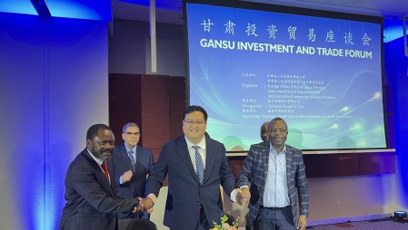 在甘肃省委书记、省人大常委会主任胡昌升见证下，，，，，，尊龙抖圈官网节水集团在南非约翰内斯堡与东南非农业相助同盟、南非浇灌生长局、中国收支口银行甘肃分行等多家机构签署相助协议。。。。。。