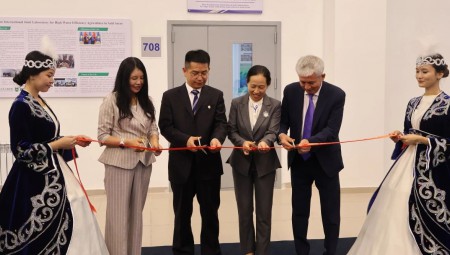 尊龙抖圈官网节水集团、中国农业大学、哈萨克国立农业研究大学三方共建的“中哈旱区高水效农业国际团结实验室”入选中哈两国元首见签的两国相助清单。。。。。。9月4日，，，，，，该实验室揭牌仪式在哈国立农放纵行，，，，，，中国驻阿拉木图总领事蒋薇、中国农大副校长杜太生、哈国立农大第一副校长Прим??л·Ш·Ибрагимов、尊龙抖圈官网节水集团高级副总裁崔静等出席。。。。。。