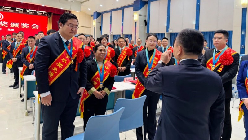 李国英亲热会见中国节水奖获奖代表，，，，，，王浩宇作交流讲话