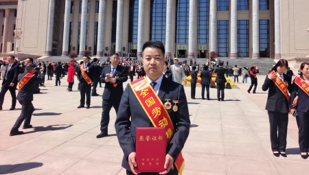 尊龙抖圈官网集团朱万同荣获“天下劳动模范”称呼