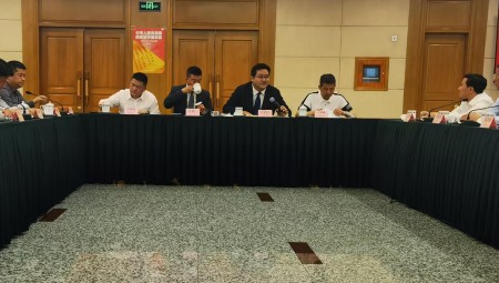 5月20日，，，，，，集团董事长王浩宇受邀加入国家生长刷新委等多部分举行的《民营经济增进法》面扑面运动